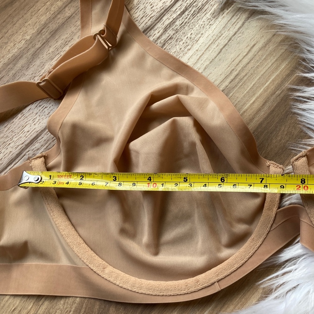 Skims Naked Underwire Plunge Bra in Honey 42D - Picture 3 of 8